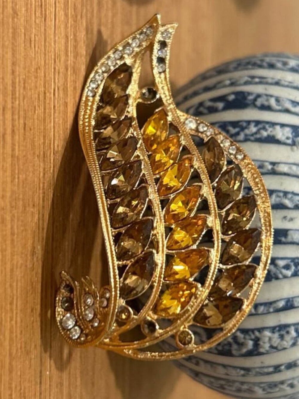 Vintage brooch beautiful sparkle 2" length